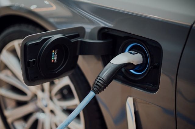 oznakowanie miejsc ładowania samochodów elektrycznych