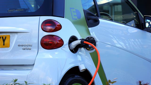 samochód elektryczny podłączony do ładowania
