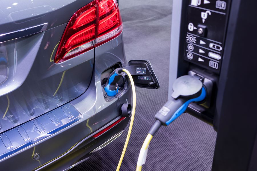ładujący się samochód elektryczny